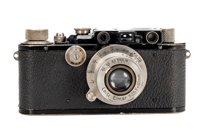 Lot 32 - Leica II Mod.D Black + Wooden Display Stand