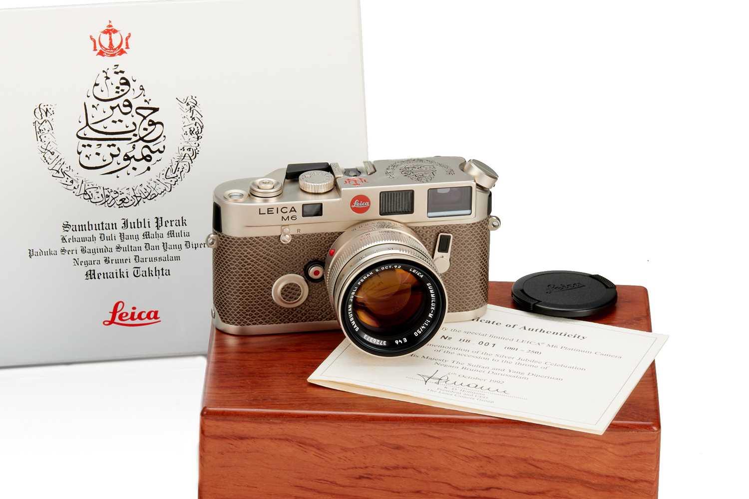 Lot 96 - Leica M6 Platinum 'Sultan of Brunei Silver Jubilee',  Number 1