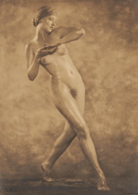 Lot 10 - NICKOLAS MURAY (1892–1965)