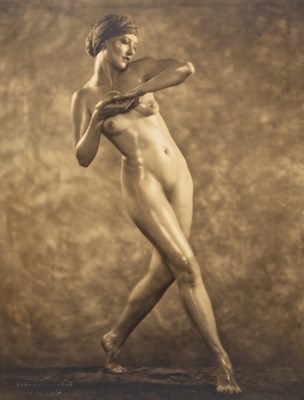 Lot 4 - NICKOLAS MURAY (1892–1965)