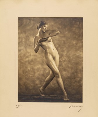 Lot 4 - NICKOLAS MURAY (1892–1965)