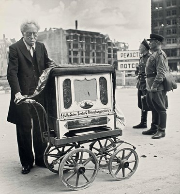 Lot 96 - ROBERT CAPA (1913–1954)