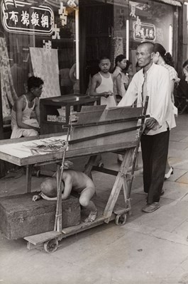 Lot 69 - HENRI CARTIER-BRESSON (1908–2004)