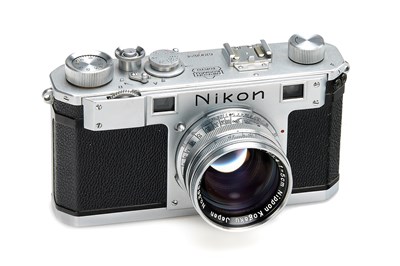 Lot 18 - Nikon S Outfit