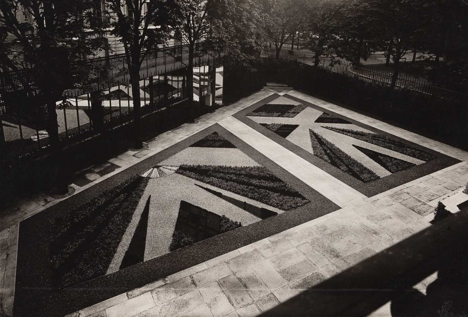 Lot 29 - MAN RAY (1890–1976)