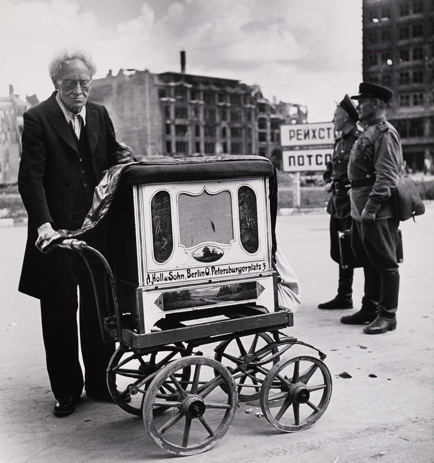 Lot 65 - ROBERT CAPA (1913–1954)