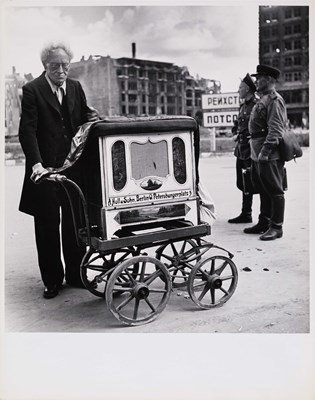 Lot 65 - ROBERT CAPA (1913–1954)