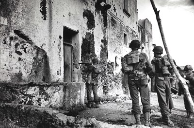 Lot 59 - ROBERT CAPA (1913–1954)