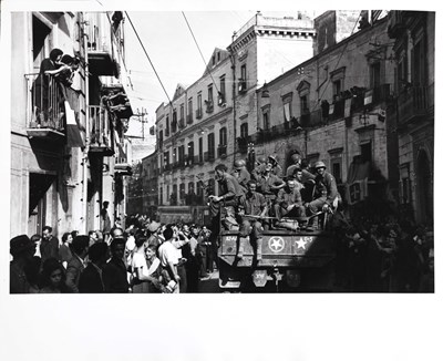 Lot 60 - ROBERT CAPA (1913–1954)