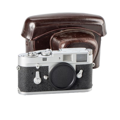 Lot 122 - Leica M2 chrome